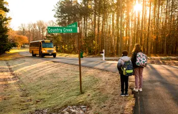 La orden del gobierno de Donald Trump permite que agentes de inmigración ingresen a escuelas, hospitales y templos, lugares anteriormente protegidos de los operativos migratorios. FOTO: GETTY