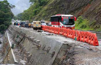 Mejoramiento de vías, uno de los proyectos financiados con recursos de regalías. En la imagen, obras en la autopista Medellín - Bogotá, a la altura de San Luis, Antioquia. FOTO jaime pérez