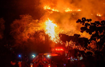 Los organismos de socorro siguen trabajando para apagar los incendios en diferentes partes del país.