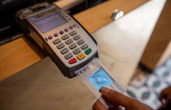Los expertos señalan que es clave que cuide sus finanzas personales y las compras con tarjeta de crédito, pues la tasa de usura para noviembre es de 38,67%, la más alta de los últimos años. Foto: Carlos Velásquez