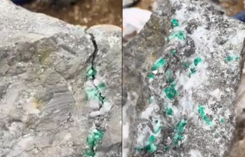 Los minera grabaron el momento en el que abren una roca y descubren esmeraldas en su interior. Foto: captura de video