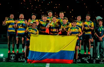 En las imágenes aparecen el equipo masculino, campeón por primera vez, y el elenco femenino, que se quedó con el segundo lugar. FOTOS CORTESÍA FCR