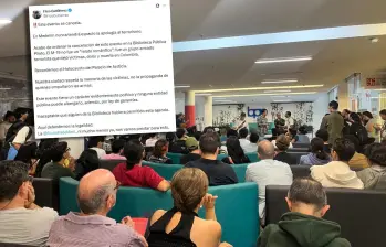 Hubo lleno total en el espacio habilitado en la biblioteca para el lanzamiento del libro El M-19, de la guerra a la política, del sociólogo Jaime Rafael Nieto López. FOTO cortesía