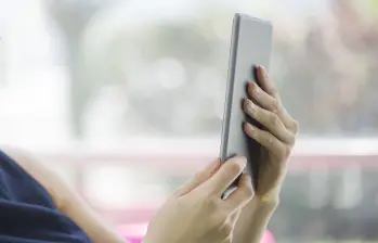 El libro digital representó en 2024 el 36,3 % de los registros ISBN en el país. FOTO: AFP