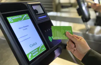 Quienes adquirieron la tarjeta Cívica entre 2007 y 2014 deberán hacer la renovación correspondiente. Este proceso no tiene costo alguno para los usuarios. FOTO: CAMILO SUÁREZ