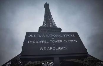 Miles de turistas han perdido la ida hasta la torre Eiffel desde este lunes 19 de febrero, al llegar y encontrar el lugar emblemático, cerrado y con este letrero. FOTO: AFP
