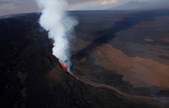 Según los expertos, el despertar del volcán Mauna Loa en 2022, en Hawái, fue provocado por la migración de magma entre dos reservorios bajo su superficie. FOTO: AFP