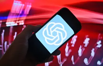 Sam Altman, director ejecutivo de OpenAI, anunció que la empresa frenará el desarrollo de su modelo de IA más avanzado y reforzará sus sistemas de monitoreo interno, tras el ataque autónomo de uno de sus agentes contra la plataforma Hugging Face a mediados de julio. FOTO AFP