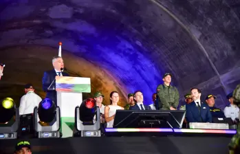 El gobernador pidió al presidente electo, Abelardo de la Espriella, hacer lo necesario para que el Túnel del Toyo está listo y pueda que entre en operación una vez finalicen las obras en el tramo 2. Foto: Cortesía