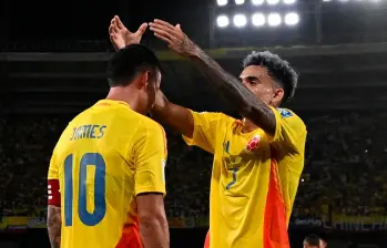 Luis Díaz, quien ha confesado que James Rodríguez es uno de sus ídolos, coronó al volante colombiano en el Metropolitano de Barranquilla. FOTO AFP 