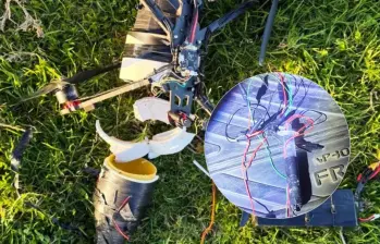El dron hallado a 5.4 kilómetros de la rampa militar del Comando Aéreo de Transporte Militar (Catam) contaba con un detonador improvisado en una jeringa. Fotos: Cortesía 