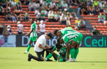 Esta es la imagen de la lesión de Marino Hinestroza frente a Patriotas. El jugador salió del partido en medio de las lágrimas y fue consolado por sus compañeros. Era su segundo juego con el verde. FOTO Esneyder Gutiérrez 