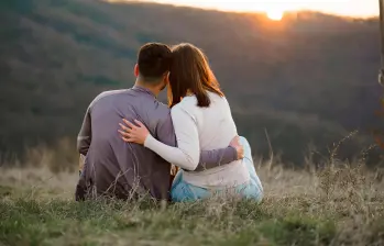 Según la neurociencia, el enamoramiento activa un cóctel químico en el cerebro. FOTO: GETTY