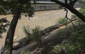 Uno de los puntos del río Medellín recientemente intervenido con sacos de arena (abajo). Foto: Manuel Saldarriaga Quintero.