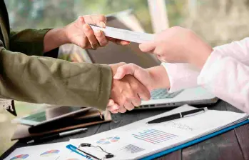 Las remesas ya benefician a cerca de 9,6 millones de colombianos y se consolidan como una de las principales fuentes de divisas para el país. FOTO: FREEPIK