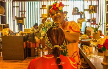 Indira Morales de la Rosa, creadora de Indhyluna, marca artesana. Foto: Cristina Rodriguez. 