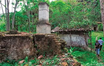 Hoy la zona es una reserva forestal donde los centenarios hornos sobreviven no solo a la naturaleza sino a los estragos de los vándalos. Los hornos ya amenazan ruina. FOTO JULIO CÉSAR HERRERA