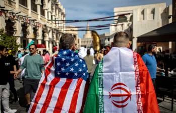Aficionados de Estados Unidos e Irán caminando juntos en Qatar. FOTO EFE