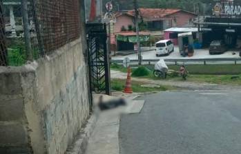 Este asesinato ocurrió en la mañana de este martes en el barrio La Playa, de Rionegro, siendo el cuarto en este municipio en dos días. La víctima de este hecho es un menor de 15 años. FOTO: CORTESÍA MI ORIENTE