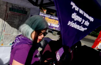 Mujeres en Colombia reportan un aumento del acoso telefónico mediante llamadas y mensajes no solicitados, según un estudio reciente de Truecaller. FOTO Colprensa