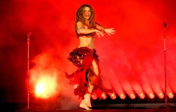 Shakira en su primer concierto de la gira Las mujeres ya no lloran en Brasil, deslumbrando con un espectáculo lleno de energía y emoción. FOTO: GETTY