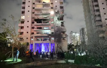  Imagen del 16 de junio de 2025, de un edificio dañado en un ataque con misiles iraníes, en Petah Tikva, en el centro de Israel. Irán lanzó el lunes un nuevo ataque con misiles contra Israel antes del amanecer, matando al menos a ocho personas e hiriendo a docenas, dijeron funcionarios israelíes, al intensificarse el conflicto de cuatro días desencadenado por un asalto sorpresa israelí. Agencia Xinhua/JINI
