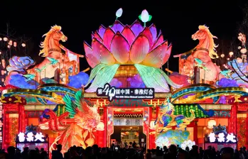 Así lucen las decoraciones alusivas al caballo de fuego en China. FOTO Getty