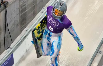 El deportista ucraniano Vladyslav Heraskevych entrenó este miércoles con el casco que lleva las imágenes de sus compatriotas muertos. Foto: Tomada de X @heraskevychvladyslav