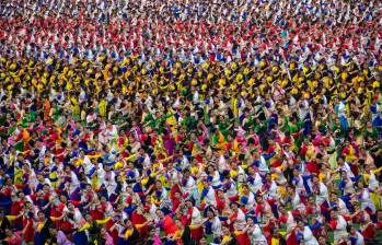 Los artistas indios establecieron el récord por la actuación folclórica realizada en el estadio Sarusajai en la capital del estado, Guwahatiti, India. Foto: Getty 