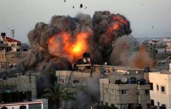 Uno de los edificios en la ciudad de Gaza después de recibir el fuerte impacto de un misil. FOTO: AFP