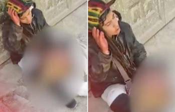 Al parecer, la mujer habitante de calle estaba comiéndose un perrito en medio de una calle en Bogotá. FOTO: Capturas de video en Twitter