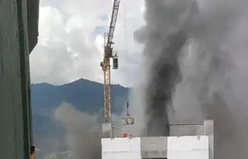 Momento del rescate del obrero en el incendio ocurrido en Caldas. FOTO: Tomada de redes sociales