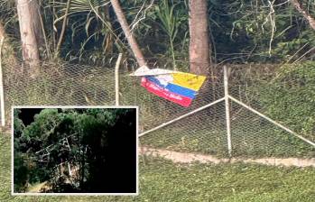 Adelante, una bandera de las Disidencias dejada en el lugar de los hechos. Atrás, la torre derribada. FOTO: cortesía Denuncias Antioquia