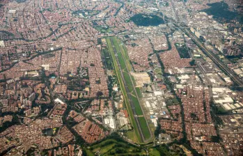 El “reciclaje” de zonas urbanas para nuevos usos es el principal reto de la ciudad. La reubicación del aeropuerto Enrique Olaya Herrera liberaría 1,12 millones de metros cuadrados. FOTO el colombiano