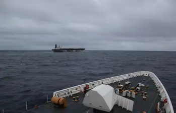 El buque viajaba vacío hacia Venezuela antes de evadir el bloqueo que instauró Estados Unidos a tanqueros petroleros que van hacia o desde el país caribeño. FOTO: X @US_EUCOM