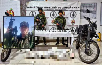Adelante alias Cinco. Atrás, el cuerpo abatido junto a las armas y motocicletas incautadas. FOTO: imagen tomada de redes