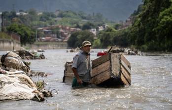 Pinocho, acompañado por dos Ken, redefine su esencia en un mercado de segunda mano bajo el viaducto del metro. La intervención de Ospina nos recuerda cómo las fronteras de la fantasía se diluyen en las realidades urbanas.