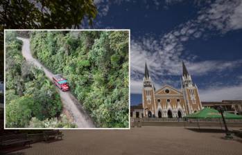 Adelante, una de las vías que lleva de Abejorral al Suroeste. Atrás, fachada del parque de Abejorral. Foto: EL COLOMBIANO Y cortesía