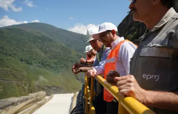 El superintendente Felipe Durán explicó que la entidad mantiene vigilancia estuvo en la zona acompañado de John Maya Salazar, gerente general de EPM, y otros funcionarios. FOTO: Cortesía Superintendencia de Servicios