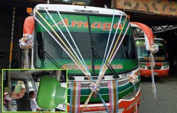 Adelante, uso de la tarjeta cívica dentro de un bus. Atrás, uno de los buses de la empresa Coomutran que realizaría la ruta. Foto: Manuel Saldarriaga Quintero y Cortesía.