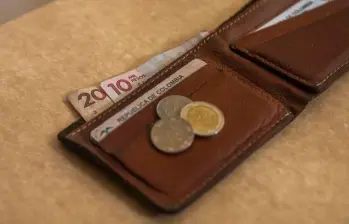 El salario mínimo es la base de referencia para más de 70 tarifas, servicios y costos en la economía colombiana, lo que amplifica el efecto de cualquier incremento. FOTO: EL COLOMBIANO