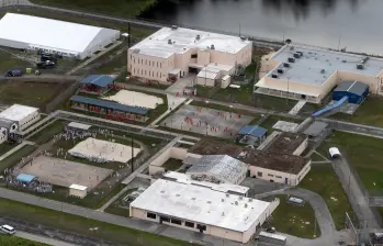 Esta es la cárcel Alligator Alcatraz, construida en los Everglades de Florida (EE. UU.), una zona llena de pantanos con caimanes, serpientes y otros depredadores, adonde llevan a los migrantes ilegales. FOTO GETTY