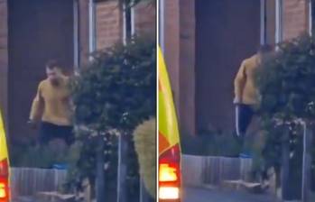 El sujeto fue visto caminando erráticamente frente a las casas con una espada en la mano. FOTO: CAPTURA DE VIDEO