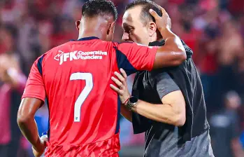 El entrenador antioqueño Alejandro Restrepo busca su segundo título de Liga en el fútbol profesional colombiano. El anterior lo ganó en 2022 con Pereira. FOTO: MANUEL SALDARRIAGA