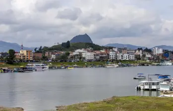 Por las heladas temperaturas, las algas, sedimentos y las corrientes ocultas, nadar en el embalse de Guatapé está prohibido y el uso de chaleco salvavidas en sus servicios fluviales es obligatorio. Foto de referencia: Juan Antonio Sánchez Ocampo