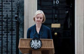Pasado el mediodía de este jueves en Londres, la primera ministra de Reino Unido, Liz Truss, salió como se ve en esta foto, sola y de traje oscuro, para anunciar su renuncia al cargo. FOTO Getty
