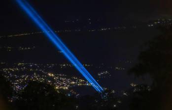 Así iluminan el cielo de Medellín las potentes luces que montó EPM en torres ubicadas en tres cerros tutelares. FOTO Esneyder Gutiérrez