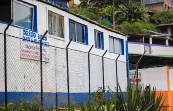 Fachada del colegio Santa María de la Cruz, ubicado en el barrio La Cruz de la Comuna de Manrique. FOTO: Tomada de redes sociales