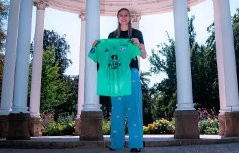 La arquera colombiana Catalina Pérez, de 30 años, firmó contrato con el Racing hasta junio del 2026. FOTO: TOMADA DEL X @RCSA_Feminines