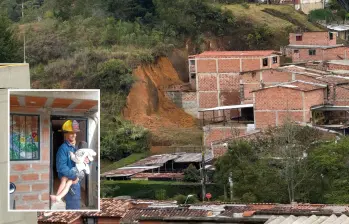 Adelante, uno de los bomberos de Rionegro rescatando a un menor de edad. Atrás, la magnitud del deslizamiento. FOTO: Cortesía.